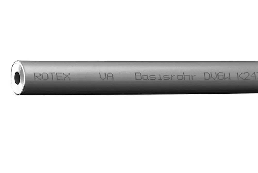 Graues Rohr mit der Aufschrift "ROTEX VA" und weiteren technischen Informationen. Das Produkt könnte eine Verbindungselement in einem Heiz- oder Ölsystem von Daikin sein.